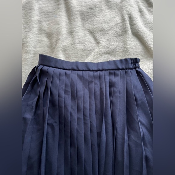 Uniqlo blue pleated midi skirt - Picture 4 of 9